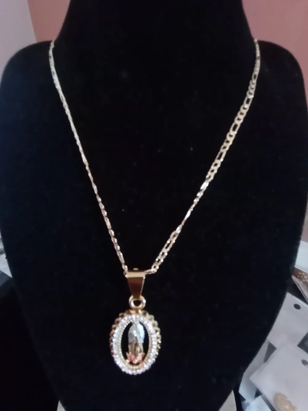 Cadena con dije virgen de Guadalupe