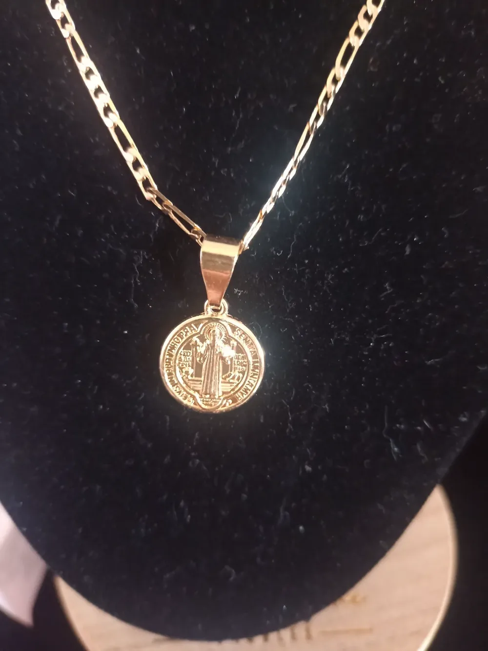 Cadena con dije san Benito